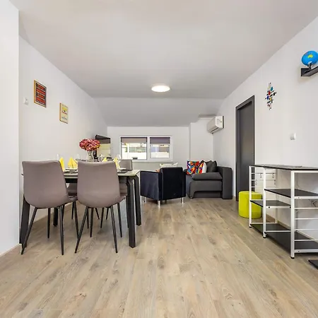 Апартамент Top-floor Flat With Balcony By Flat Manаger